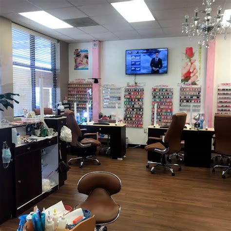Mafic Nails: A Game-Changer for Those with Weak or Damaged Nails in Columbia, MO